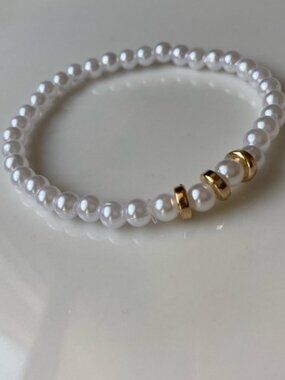 Elegant Pearl Bracelet with Gold Accents